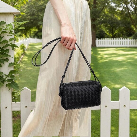 Versatile Mini Crossbody Camera Bag - Stylish Woven Design, Black Vegan Leather - Picture 4 of 8